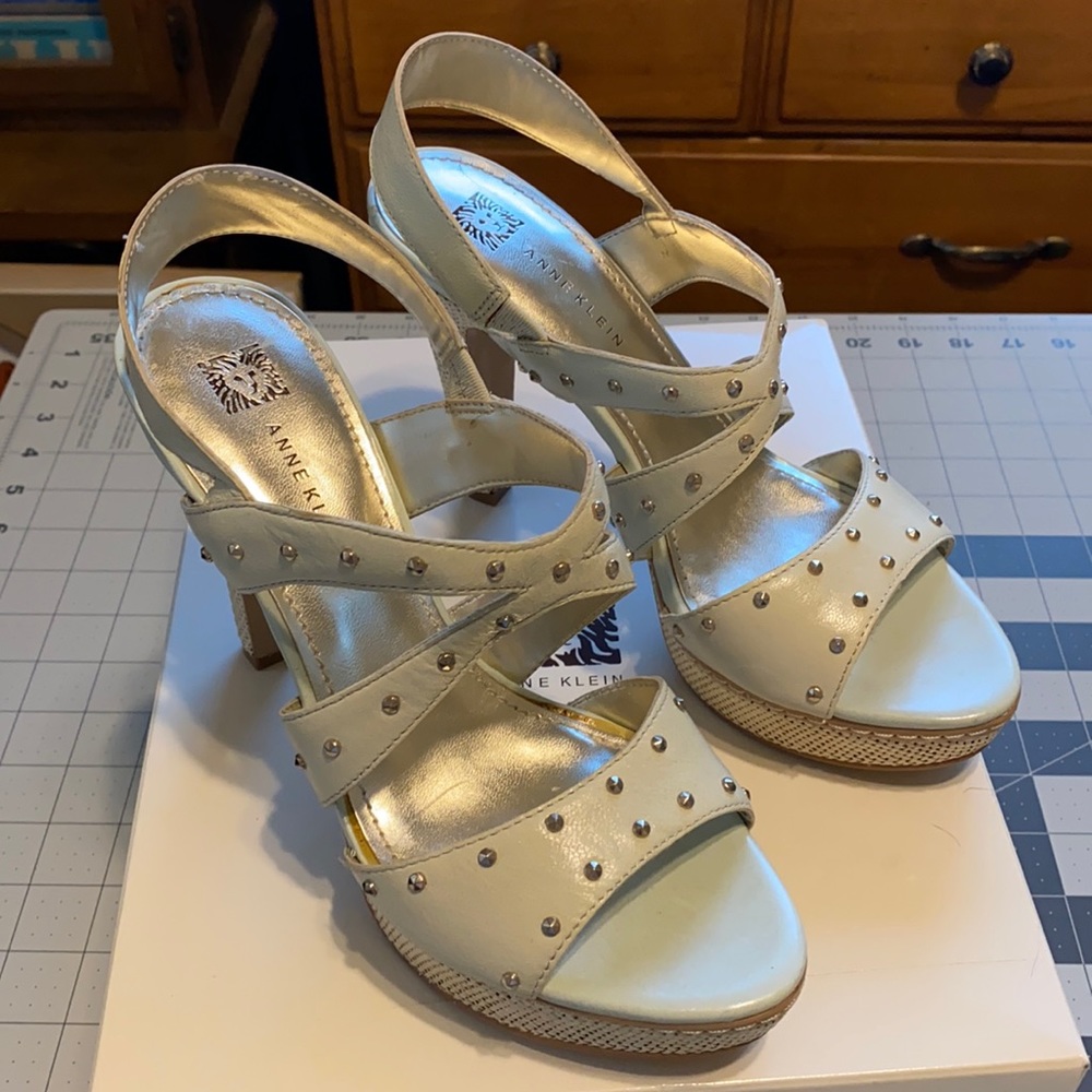 Anne Klein cream leather platform heels Sz 7.5